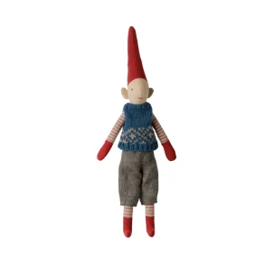 Maileg nissedreng MAGNET str. 1 /2026 -  26 cm. - r�d strikket vest - KOMMER SNART