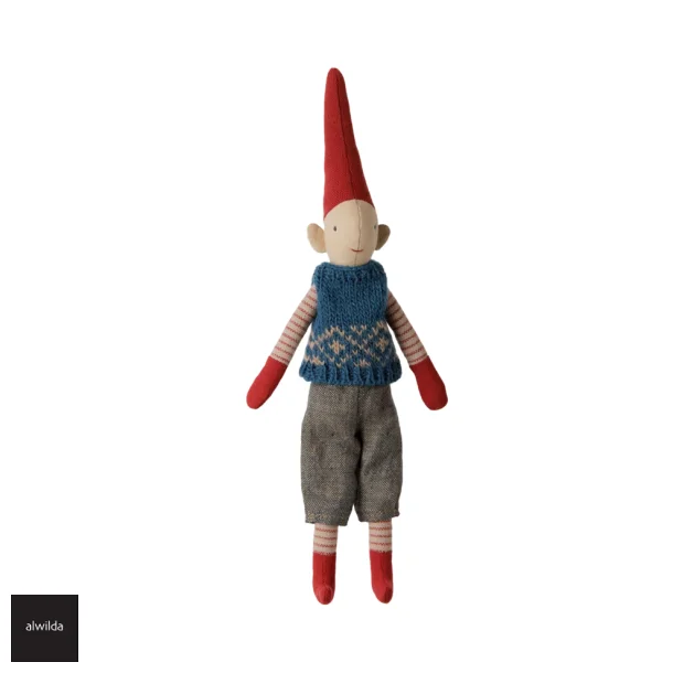 Maileg nissedreng MAGNET str. 1 /2026 -  26 cm. - r�d strikket vest - KOMMER SNART