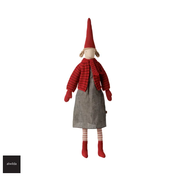 Maileg nissepige str. 4 /2026 - pige 61 cm. - r�d strik cardigan &amp; nederdel - KOMMER SNART