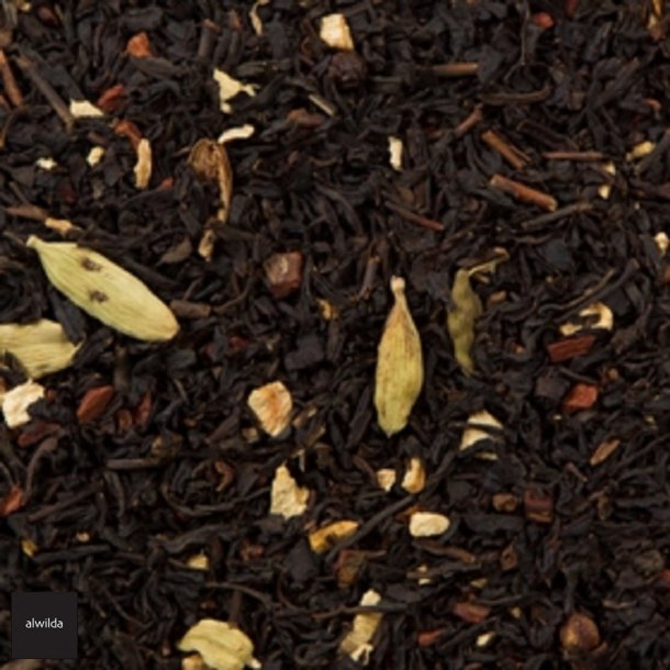 Indisk chai flde te - sort te med kanel, peber, nelliker, ingefr &amp; kardemomme
