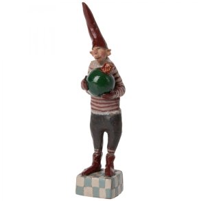 Noilly Noel no. 32 - Nisse med grn julekugle - Materiale: poly raisin Ml: ca h. 20cm