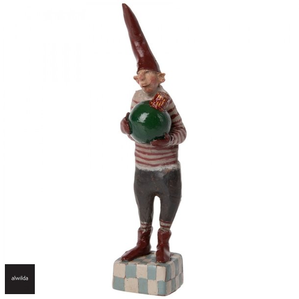 Noilly Noel no. 32 - Nisse med grn julekugle - Materiale: poly raisin Ml: ca h. 20cm